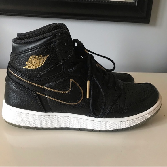 Air Jordan 1 Retro High OG Black Sneakers - Picture 2 of 9